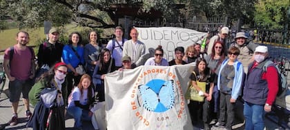 Parte del grupo COM (Club Observadores de Mariposas) en una visita a RECS durante septiembre 2022; en primavera se pueden observar núcleos de orugas de la mariposa.