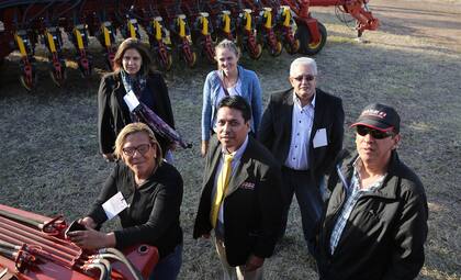 Parte del grupo de compradores de Colombia, Brasil y Perú, ayer en la muestra