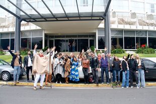 Parte del grupo que acompañó a Dotto en la entrada del Hotel Howard Johnson by Wyndham Plaza Hotel Mayorazgo, Paraná. 
