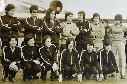 Parte del grupo que representó a la selección en el Mundial de 1971: el momento en que llegaron a México.