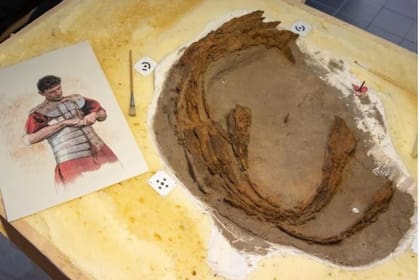 Parte del hallazgo junto a la ilustración de un legionario romano