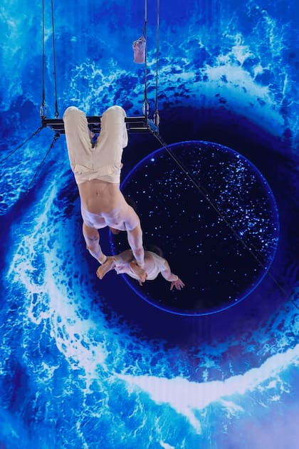 Parte del impresionante acto de Sirca Marea en los cuartos de final de America's Got Talent