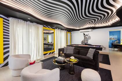 Parte del living de la casa de Daddy Yankee con detalles coloridos