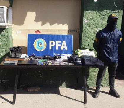 Parte del material incautado a la banda de policías secuestradores de Tucumán