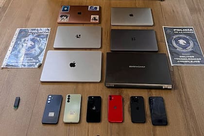 Parte del material incautado durante los 21 allanamientos realizados en la Ciudad y en la Provincia de Buenos Aires (Prensa Ministerio de Seguridad)