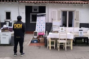 Esclarecen otros dos robos en casas de un balneario con elementos incautados en la vivienda de uno de los policías detenidos
