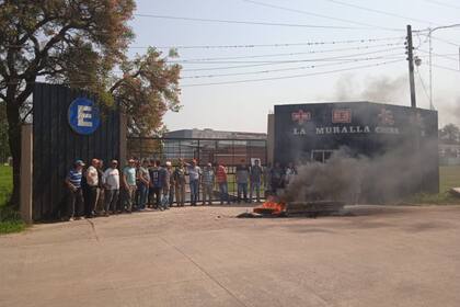 Parte del personal que exigió una respuesta al dueño de La Muralla China