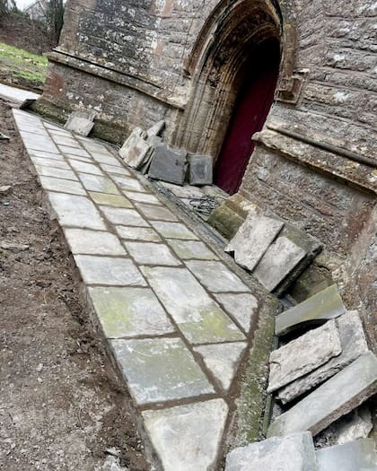 Parte del piso que se removió sirvió para construir la superficie del patio