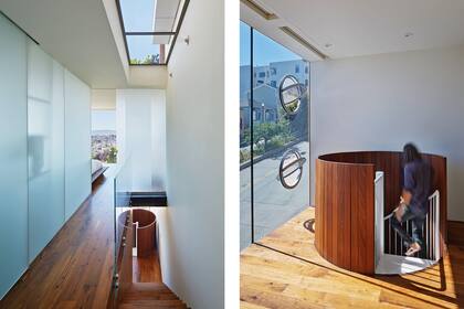 Parte del piso vidriado en la terraza lleva luz a la caja de la escalera y los baños con pared esmerilada.