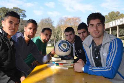 Parte del plantel de UAI Urquiza, un club que inculca a sus jugadores para que sigan estudiando