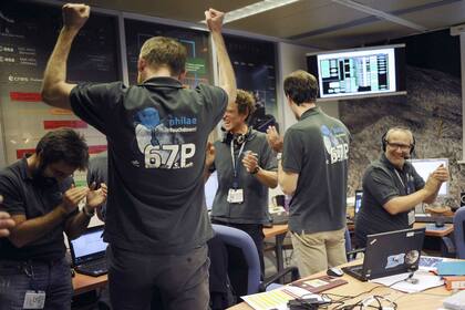 Parte del plantel que observó el descenso de un robot sobre un cometa