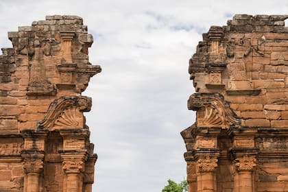 Parte del pórtico de lo que alguna vez fue iglesia en San Ignacio Miní.