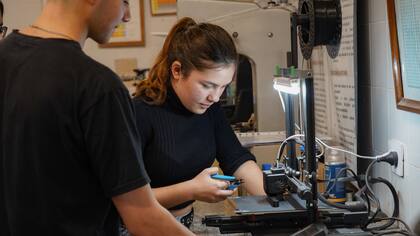 Parte del proceso de producción de un adaptador por una estudiante del proyecto APER