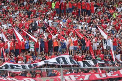 Parte del público de Independiente, que despidió un mal año