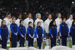 Por qué algunas futbolistas de la selección de Estados Unidos se niegan a cantar el himno (y otras lo hacen)