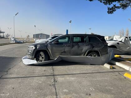 Parte del techo del aeropuerto cayó sobre los vehículos que estaban estacionados