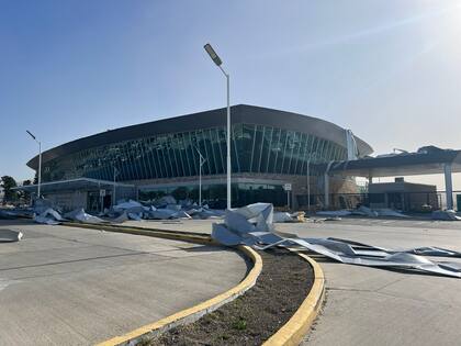 Parte del techo del aeropuerto de Comodoro Rivadavia que se voló ayer por los fuertes vientos registrados
