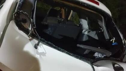 Parte del techo y el parabrisas del auto quedaron destrozados