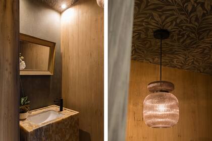 Parte del toilette está revestida con enchapado de petiribí, la madera que traza un denominador común en el espacio.