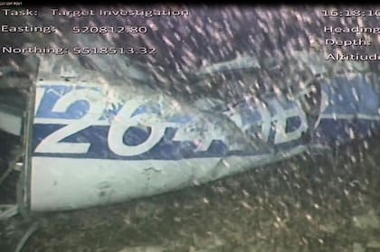 Parte posterior izquierda del fuselaje, incluída una parte del registro de la aeronave N264DB que desapareció con el jugador de fútbol Emiliano Sala