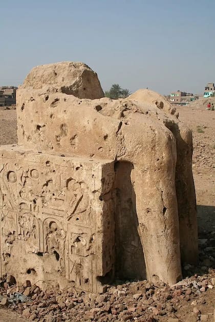 Parte trasera de la estructura con los jeroglíficos tallados