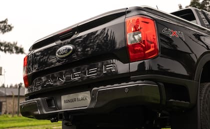 Parte trasera de la Ford Ranger Black