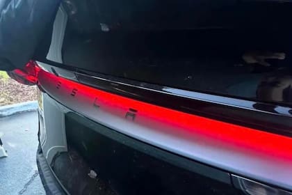 Parte trasera de la nueva versión de este modelo de Tesla