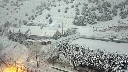 Partes de Teherán están cubiertas de nieve, días después de que una lluvia negra y tóxica cayera sobre la capital