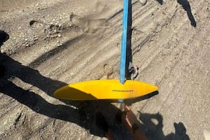 Hallan una parte de un kayak en la costa y los familiares aseguran que pertenece a los pescadores