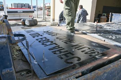 Partes del letrero con la leyenda que acompaña a la obra y también fue devuelto a la provincia.