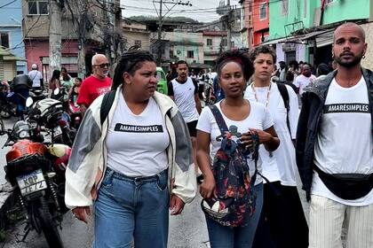 Participantes de la marcha contra la violencia policial en el Complejo de Penha