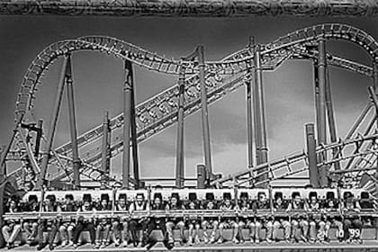 Participantes del juego "Desorbitados", delante de una de las montañas rusas del Parque de la Costa, en sus inicios
