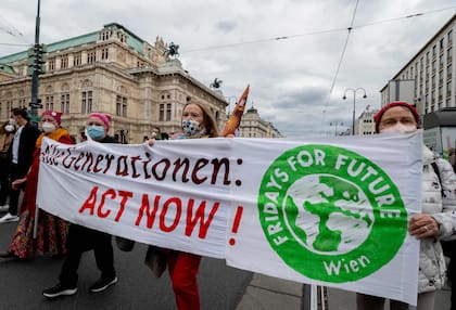 Participantes del movimiento Fridays for Future sostienen una pancarta que dice "Todas las generaciones: actúen ahora", 
 en Viena, Austria, el 24 de septiembre de 2021