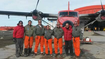 Participantes del vuelo y tripulación, incluyendo al ingeniero Sebastián Marinsek