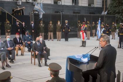 Participaron del homenaje el secretario de Malvinas, Antártida y Atlántico Sur, Daniel Filmus, integrantes de la cúpula militar y excombatientes, que se acercaron a la plaza para homenajear a quienes participaron de la guerra