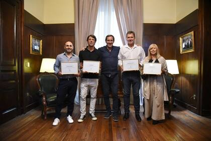 Participaron del homenaje los miembros del cuerpo técnico Luis Oscar Martín y Rodrigo Barrios, y la familia de los jugadores Juan Marcos Foyth y Gerónimo Rulli