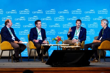 Participaron del panel Juan Shoua, presidente de Cambras y CEO de Syngenta para Latinoamérica; Mariano Bosch, CEO y cofundador de Adecoagro; Ignacio Bartolomé, CEO de GDM; y Delfín Uranga, fundador y CEO de SiloReal