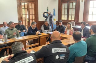Funcionarios nacionales y provinciales coordinan acciones y la Rural estimó que hay más de 3 millones de hectáreas comprometidas