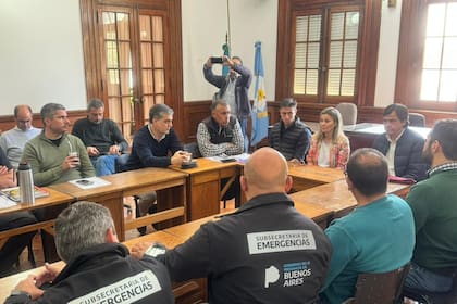 Funcionarios nacionales y provinciales coordinan acciones y la Rural estimó que hay más de 3 millones de hectáreas comprometidas