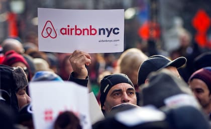 Partidarios de Airbnb durante una protesta afuera del Ayuntamiento de Nueva York para apoyar la continuidad de los alquileres temporarios en la ciudad donde a partir de septiembre se limitaron 