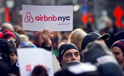 Partidarios de Airbnb durante una protesta afuera del Ayuntamiento de Nueva York para apoyar la continuidad de los alquileres temporarios en la ciudad donde a partir de septiembre se limitaron