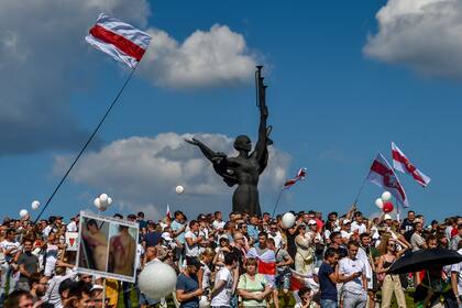 Partidarios de la oposición de Belarús asisten al mitin en el centro de Minsk el 16 de agosto de 2020