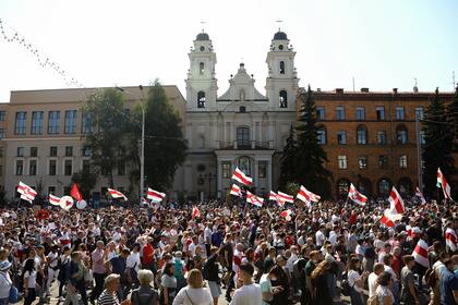 Partidarios de la oposición se reúnen para protestar contra los resultados de las elecciones presidenciales en disputa en Minsk el 30 de agosto de 2020