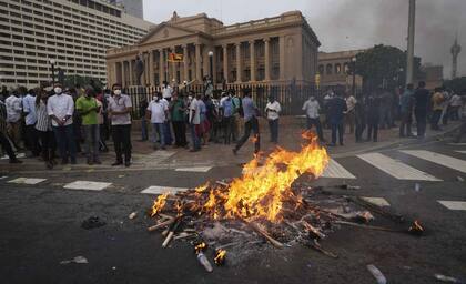 Partidarios de la principal oposición de Sri Lanka queman pancartas durante una protesta frente a la oficina del presidente Gotabaya Rajapaksa en Colombo, Sri Lanka, 15 de marzo de 2022.