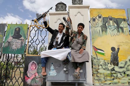 Partidarios de los rebeldes hutíes lanzan consignas delante de pancartas de apoyo a los palestinos, durante una manifestación contra Estados Unidos e Israel en Saná, Yemen, el viernes 25 de abril de 2025. (AP Foto/Osamah Abdulrahman)