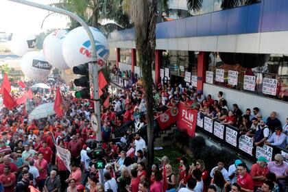 Partidarios de Lula frente a la sede del Sindicato de los Metalúrgicos