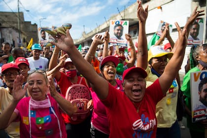 Partidarios de Nicolás Ernesto Maduro Guerra, hijo del presidente Nicolás Maduro y candidato a las próximas elecciones parlamentarias, asisten a un mitin de campaña en La Guaira, Estado Vargas, Venezuela, el 29 de noviembre de 2020
