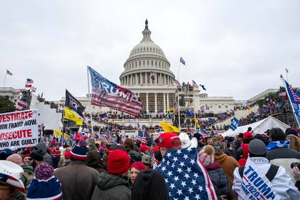  Partidarios del entonces presidente estadounidense Donald Trump se congregan junto al Capitolio el 6 de enero del 2021.