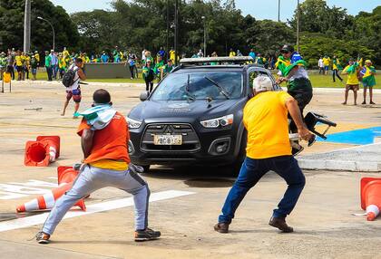 Partidarios del expresidente brasileño Jair Bolsonaro chocan con las fuerzas de seguridad durante la invasión al Palacio Presidencial de Planalto en Brasilia