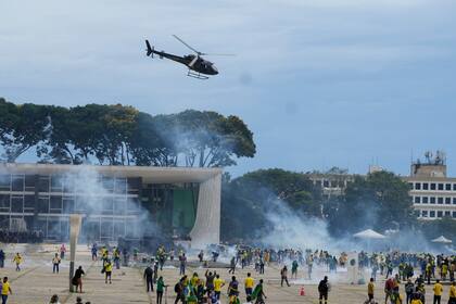Partidarios del expresidente brasileño Jair Bolsonaro chocan con la policía al intentar irrumpir en el palacio presidencial en Brasilia, Brasil, el 8 de enero de 2023